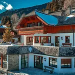 Bostele With Five Bedrooms, Indoor Pool, Two Saunas & Garage *